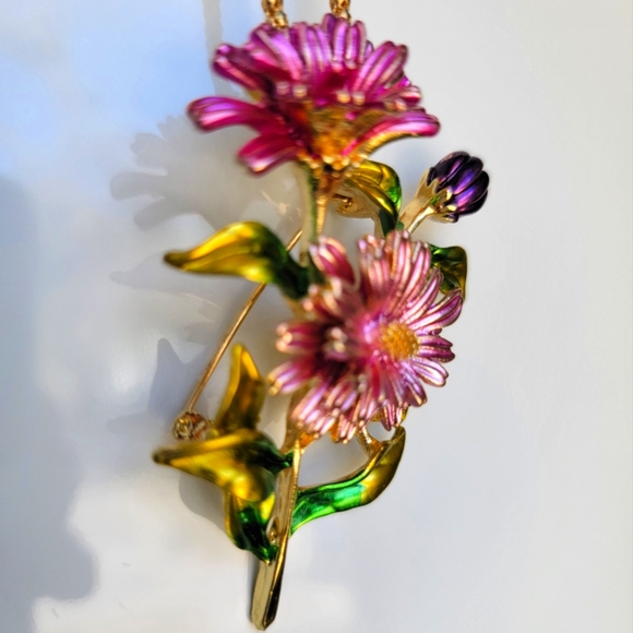 Betsy Johnson flower pendant with pin back - Picture 2 of 5